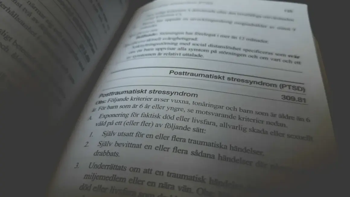 En boktext beskriver kriterier för posttraumatiskt stressyndrom (PTSD) och dess konsekvenser.