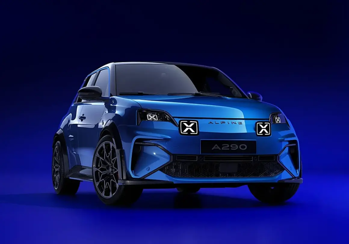 El Alpine A290 GTS, un deportivo eléctrico azul brillante, se presenta con luces X distintivas y un diseño futurista sobre un fondo azul intenso.