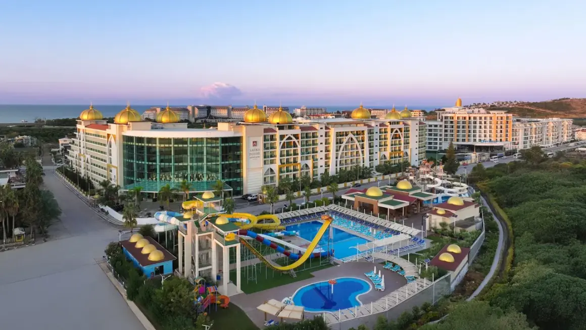 Luksusowy Xafira Deluxe Resort & Spa z basenami, zjeżdżalniami i złotymi kopułami, nad morzem.