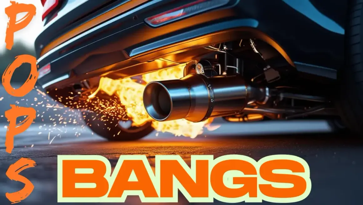 El tubo de escape de un coche lanza llamas y chispas, creando un espectáculo de "pops and bangs" que resuena en la noche.