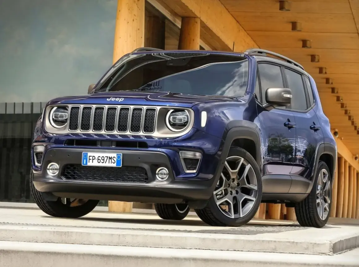 Niebieski Jeep Renegade podczas testu, z charakterystycznym grillem i światłami.