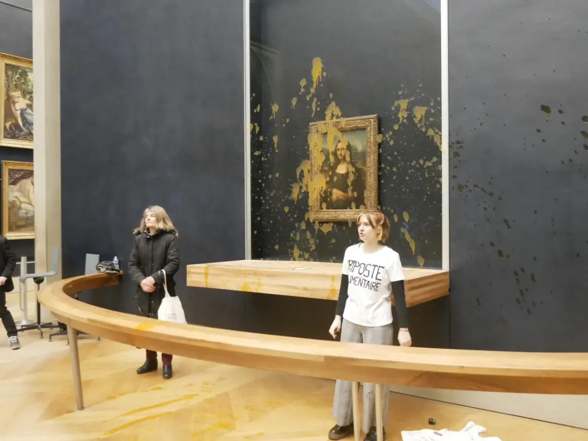 Obraz pokazuje, gdzie znajduje się Mona Lisa, w Luwrze, z żółtą substancją rozbryzganą na ścianie i obrazie.