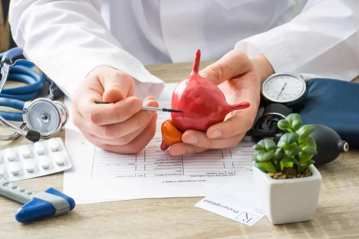 Médecin expliquant la stimulation du nerf tibial pour la vessie. Avis sur le traitement.