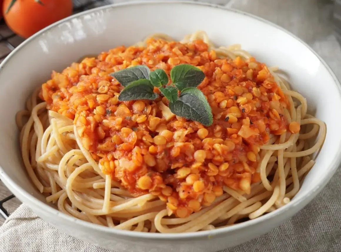 Herzhafte Linsen Bolognese auf Spaghetti, garniert mit frischen Kräutern. Ein köstliches vegetarisches Gericht.