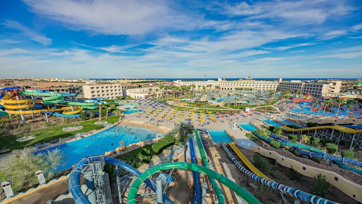 Wodne szaleństwo w Hawaii Paradise Aqua Park Resort: zjeżdżalnie, baseny i palmy pod błękitnym niebem.