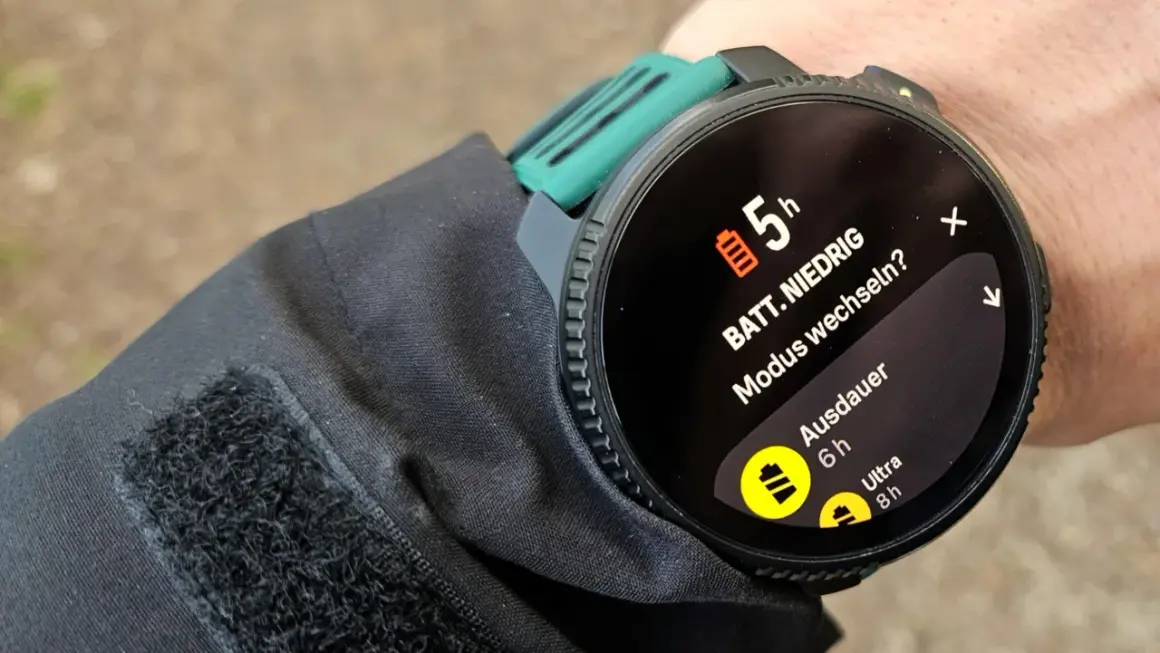 Suunto Vertical Test: Niedriger Akkustand (5h) mit Optionen für Ausdauer (6h) und Ultra (8h) Modus.