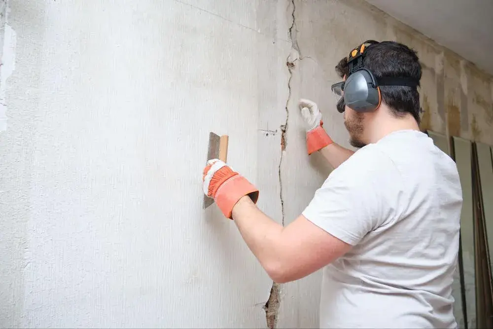 Jak naprawić pęknięcia w ścianach i uniknąć kosztownych szkód