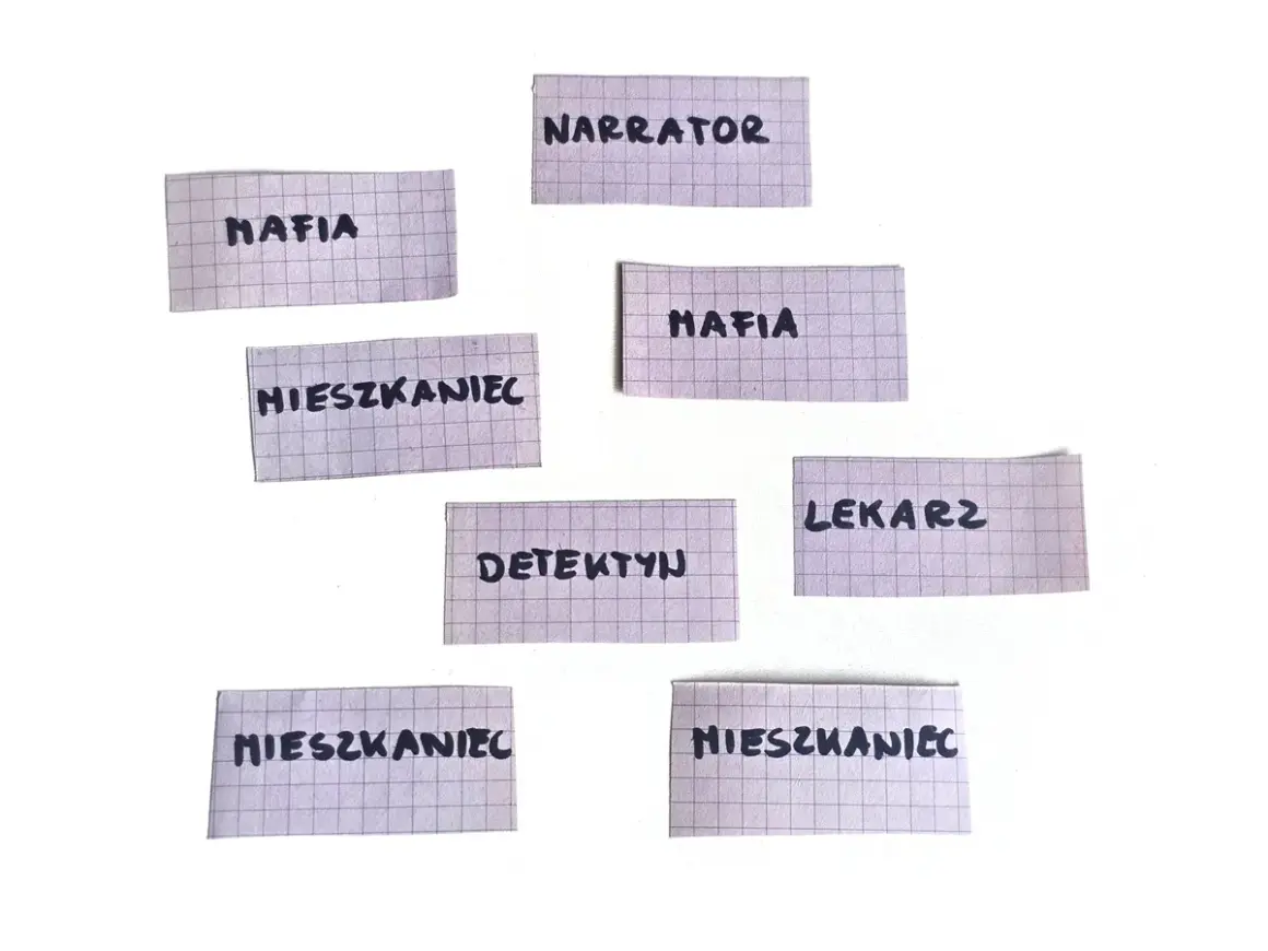 Karty z nazwami ról w grze: Narrator, Mafia, Mieszkaniec, Detektyw, Lekarz. Kto ma jaki **role w mafii**?