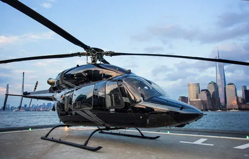 Ile kosztuje wynajem helikoptera? Sprawdź ceny i ukryte koszty