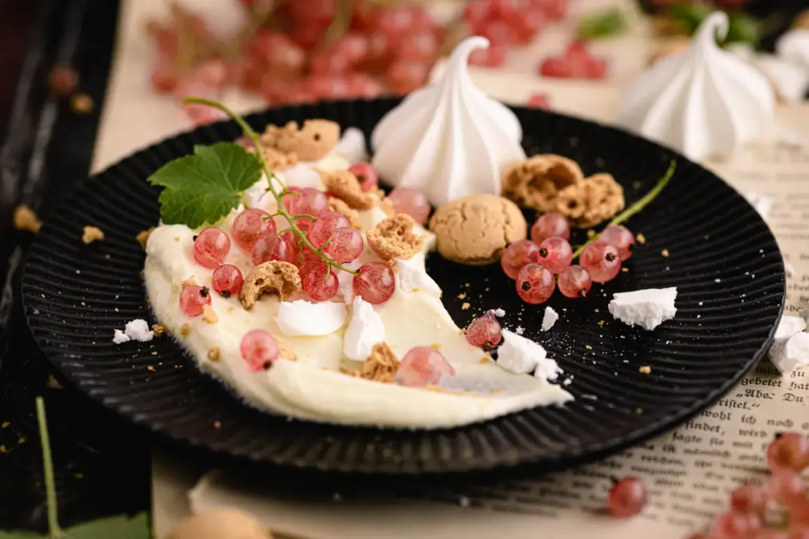 Cremiges Dessert mit roten Johannisbeeren, Baiser und Keksen. Perfekt für Johannisbeeren Rezepte.