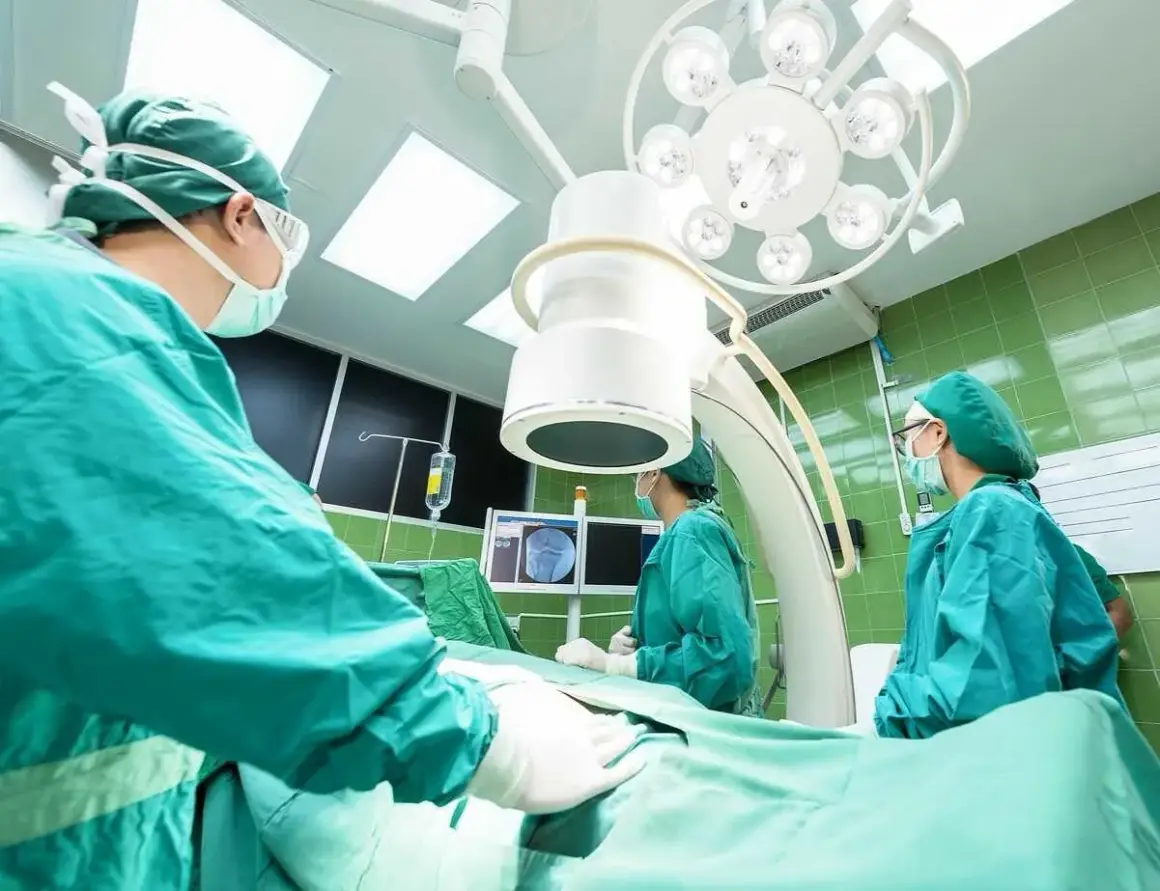 Zespół chirurgów podczas operacji. Zastanawiasz się, ile zarabia neurochirurg? To skomplikowana praca wymagająca lat nauki.