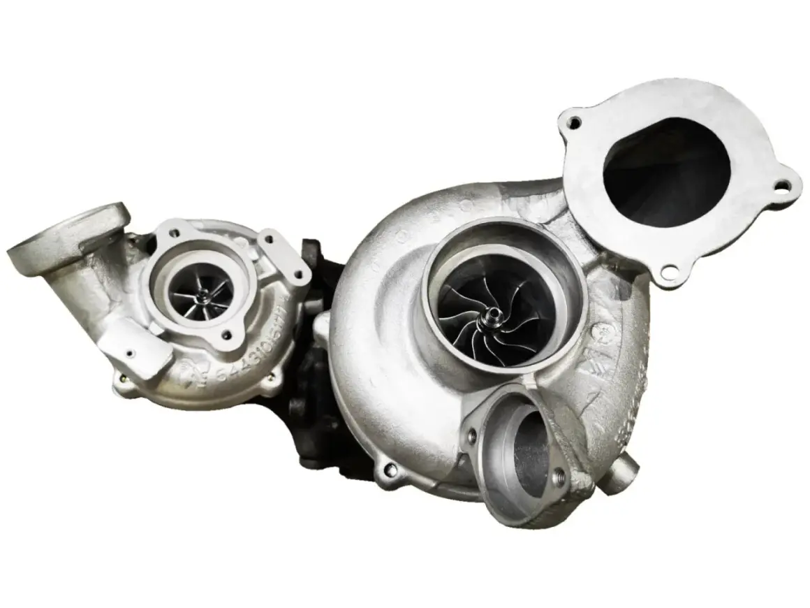 Dwa turbosprężarki, mniejsza i większa, tworzą potężny turbo hybryda.