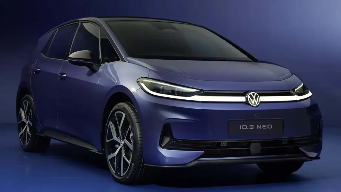 El Volkswagen ID.3 Neo, un coche eléctrico azul vibrante, se presenta con un diseño moderno y elegante.