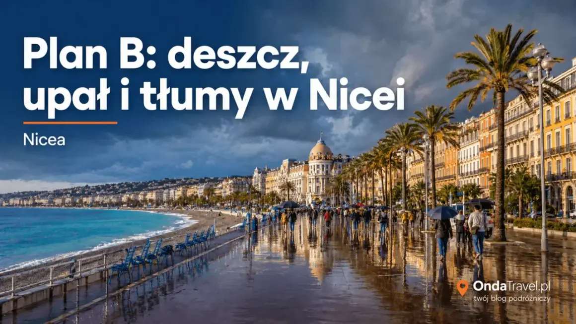 Promenada w Nicei z palmami, budynkami i ludźmi z parasolami w deszczowy dzień.