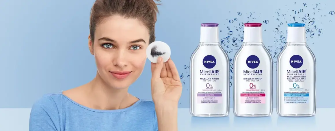 Frau entfernt Make-up mit Wattepad. NIVEA MicellAIR Skin Breathe Mizellenwasser muss man mizellenwasser abwaschen.