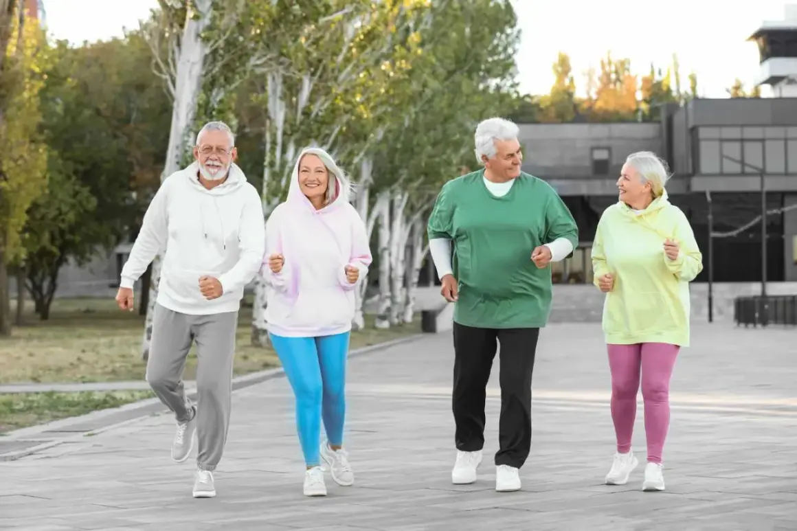 Quatre seniors souriants font du jogging en plein air, une belle illustration des activités pour préparer sa retraite.