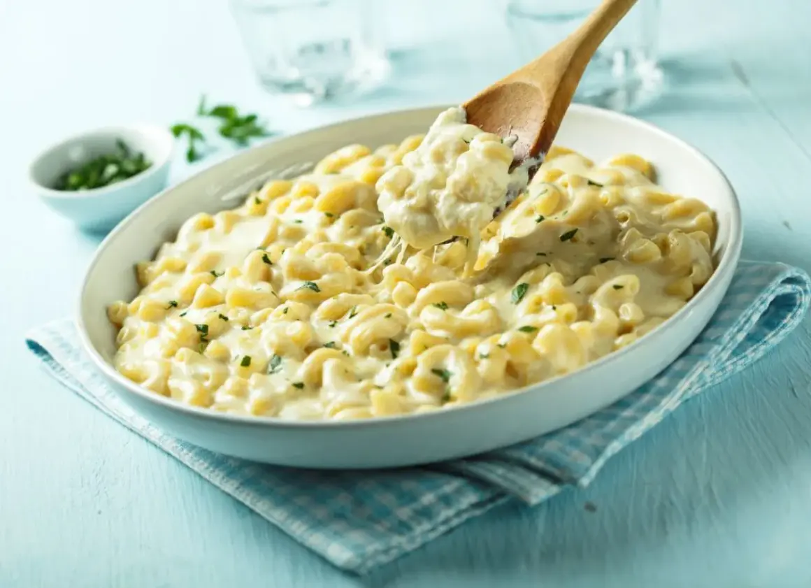 Pyszny przepis na mac and cheese, kremowy makaron z serem i posypką z natki pietruszki. Idealny na szybki obiad.