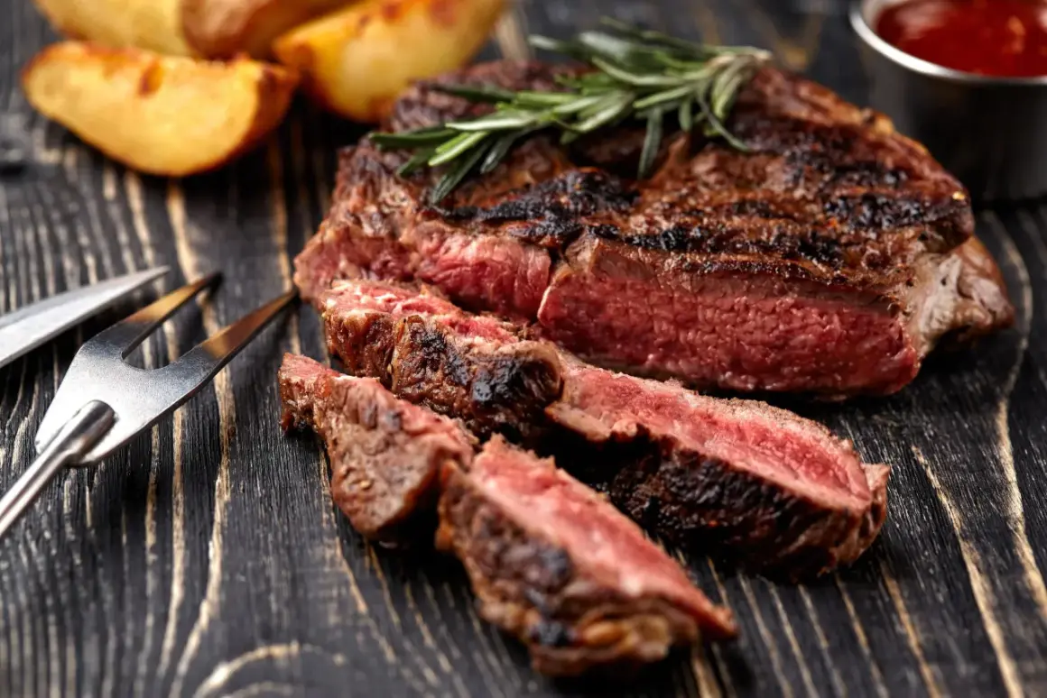 Saftig flankstek, perfekt grillad med rosmarin, serveras med klyftpotatis. En härlig flankstek marinad gör den extra god.