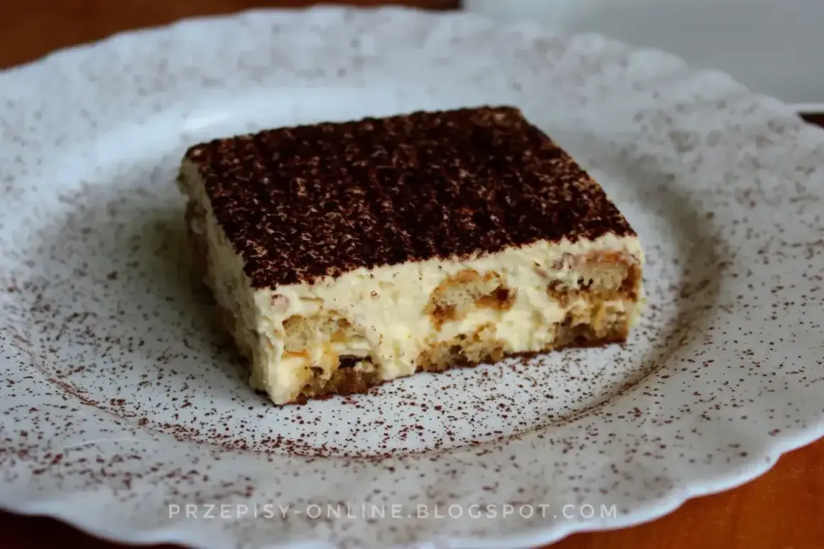 Pyszne tiramisu, czyli zabajone co to za deser? Warstwy biszkoptów nasączonych kawą i kremu, posypane kakao.