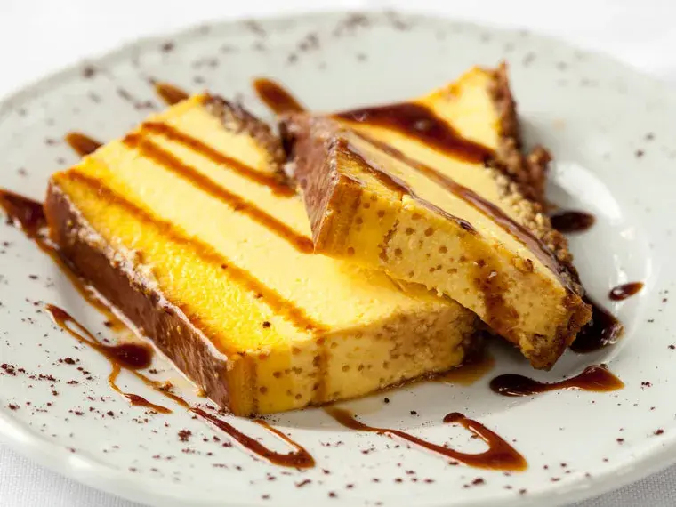 Descubre el arte del flan perfecto: recetas y trucos expertos