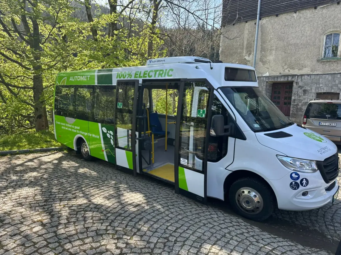 Autobus na Morskie Oko: Jak Łatwo i Tanio Dotrzeć do Serca Tatr?