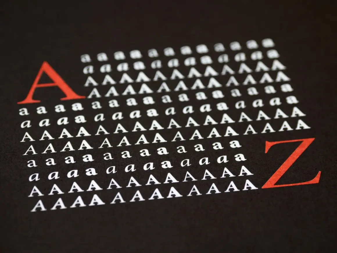 Wzorcowe litery "A" i "Z" na czarnym tle, pokazujące różne odstępy między znakami, czyli kerning.
