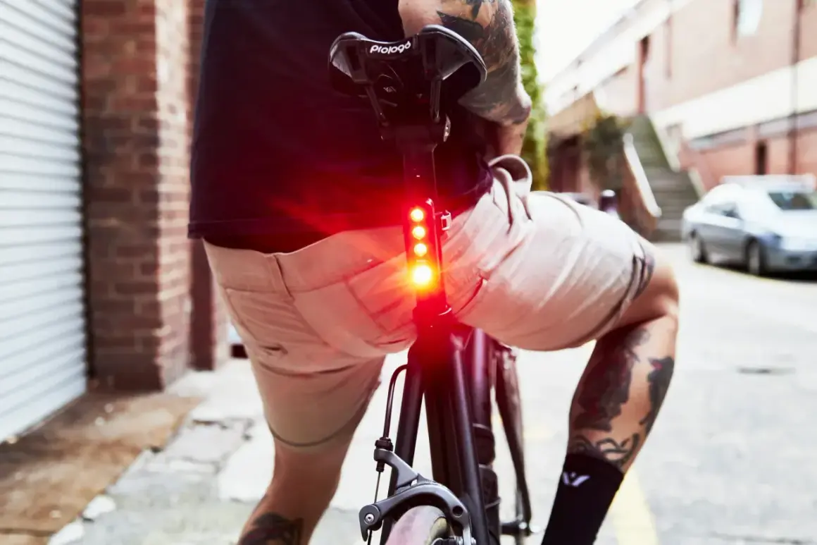 Fahrrad mit leuchtendem Rücklicht, aber ohne weitere Beleuchtung – **fahrrad nicht verkehrssicher**.