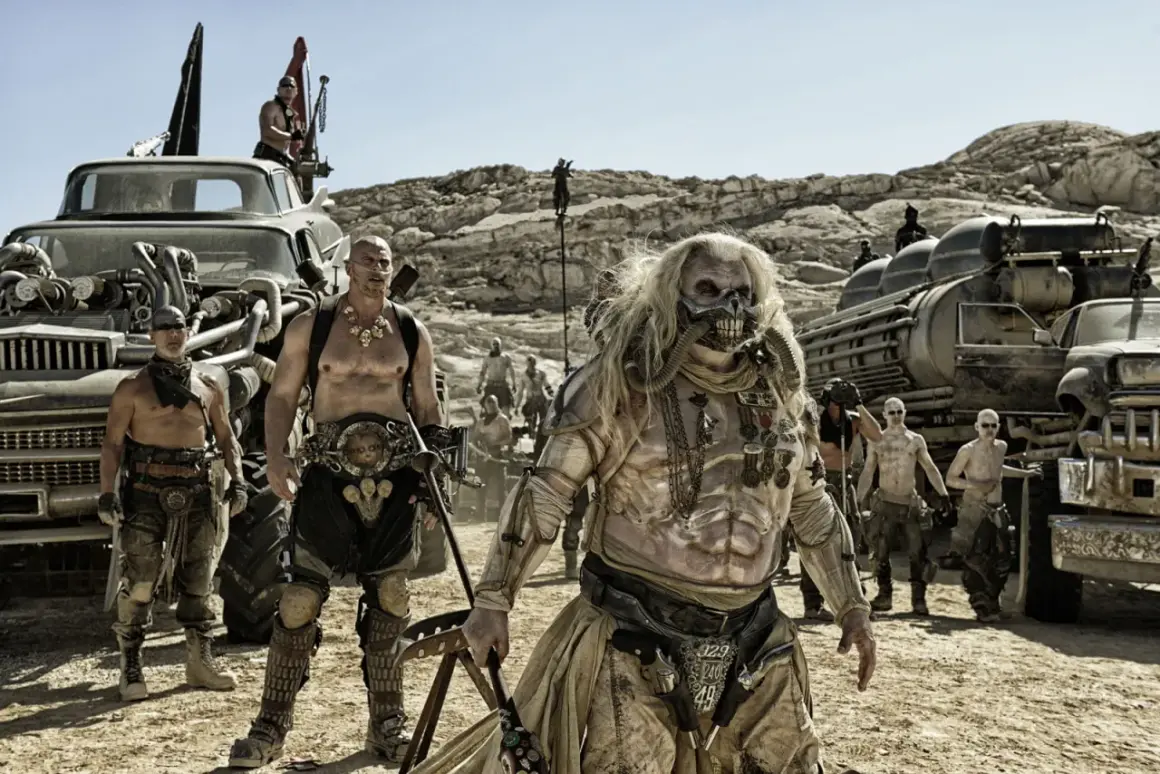 Postapokaliptyczne filmy sci-fi: Imperator Furiosa i jego wojownicy w pustynnym krajobrazie, otoczeni zmodyfikowanymi pojazdami.