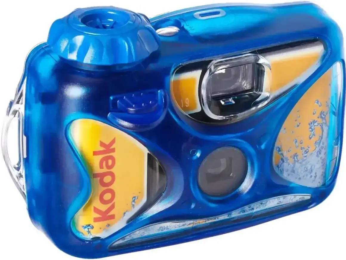 Niebieski aparat jednorazowy Kodak z widocznym filmem. Dowiedz się, jak wywołać zdjęcia z aparatu jednorazowego, aby zachować wspomnienia.
