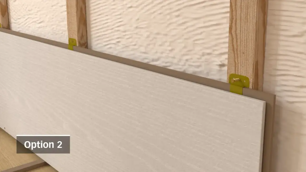 Détail de l'installation : une plaque est fixée horizontalement sur des tasseaux en bois à l'aide de clips. Option 2.