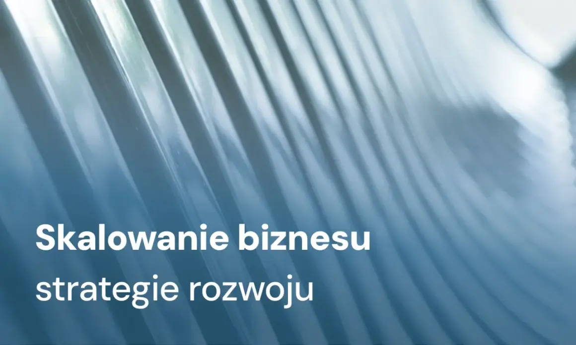 Skalowanie biznesu: strategie rozwoju. Abstrakcyjne tło z falami sugeruje dynamiczny wzrost i ekspansję.