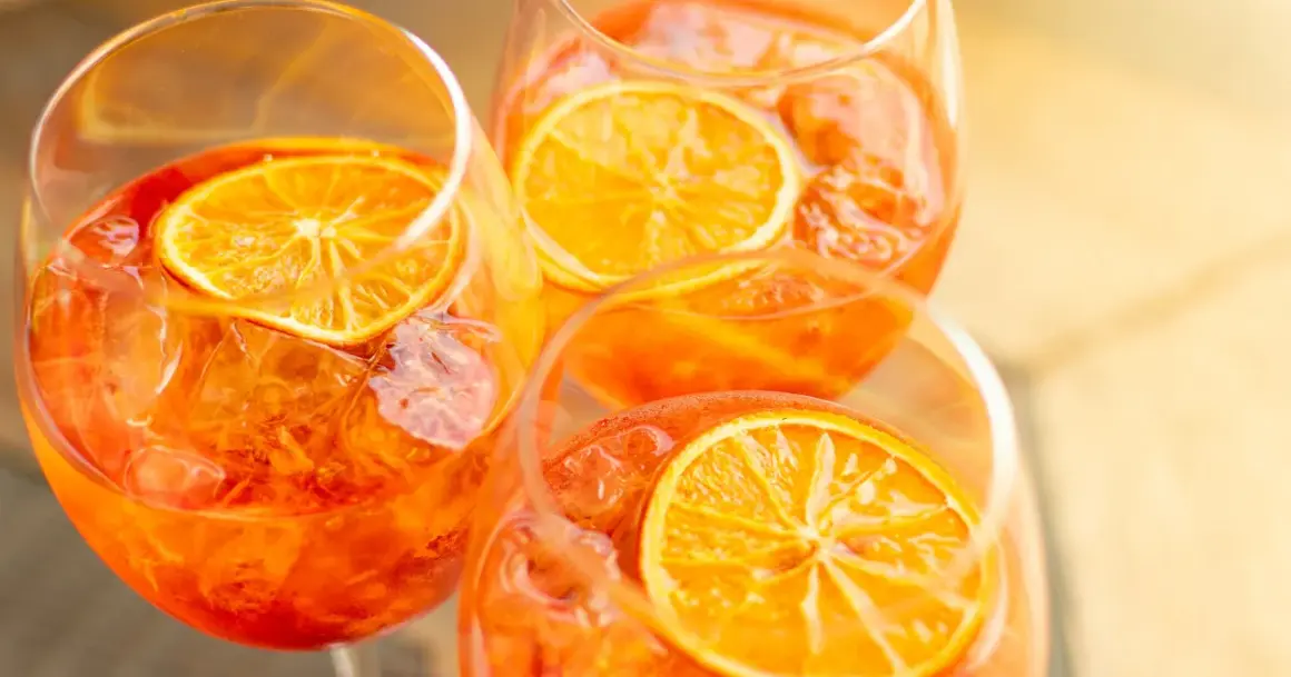 Aperol z czym pić? Orzeźwiający drink z pomarańczą i lodem w kieliszkach. Idealny na lato.