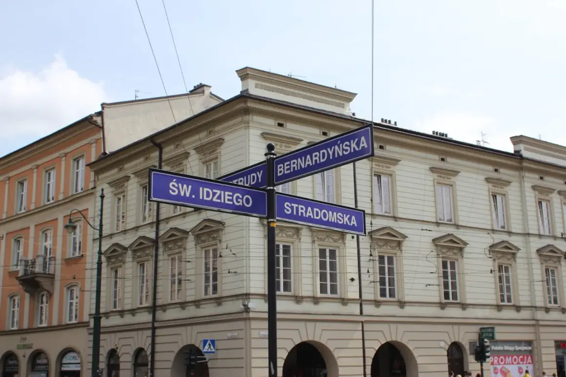 Kraków: tablice uliczne Św. Idziego, Stradomska, Bernardyńska. Czerwona ruta po polsku to nazwa szlaku turystycznego.