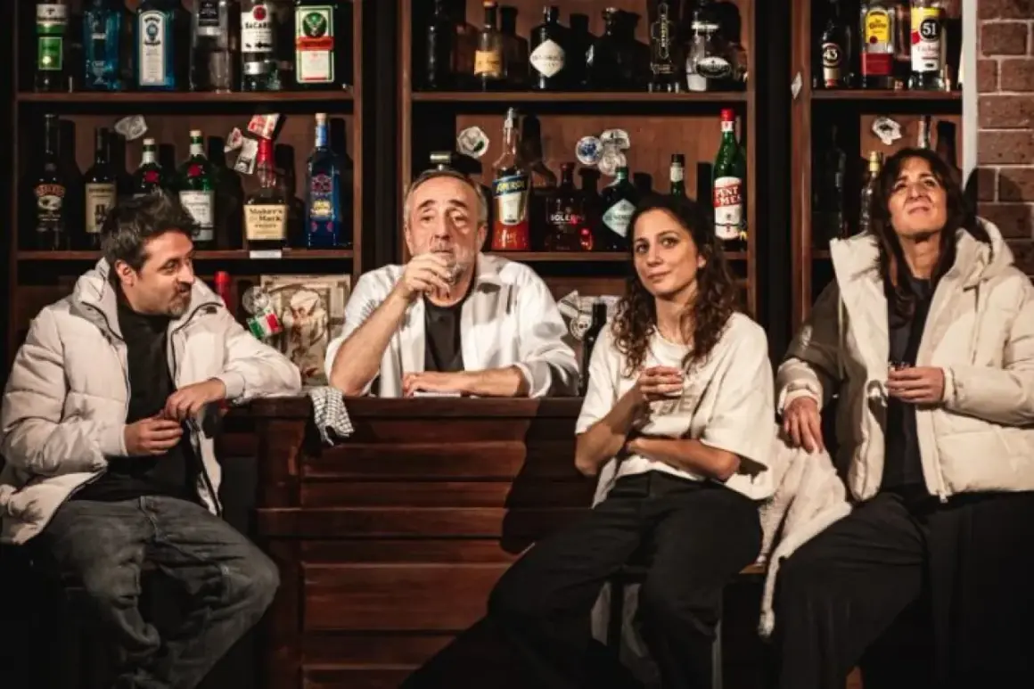 Silvio Orlando e altri attori in "Ciarlatani", un'opera teatrale che promette recensioni entusiastiche.