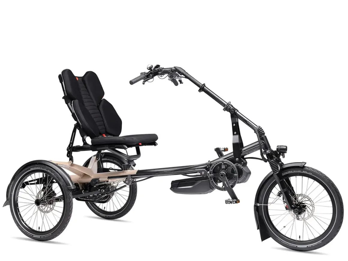 Ein schwarzes Dreirad mit Sitz und E-Motor auf weißem Hintergrund.