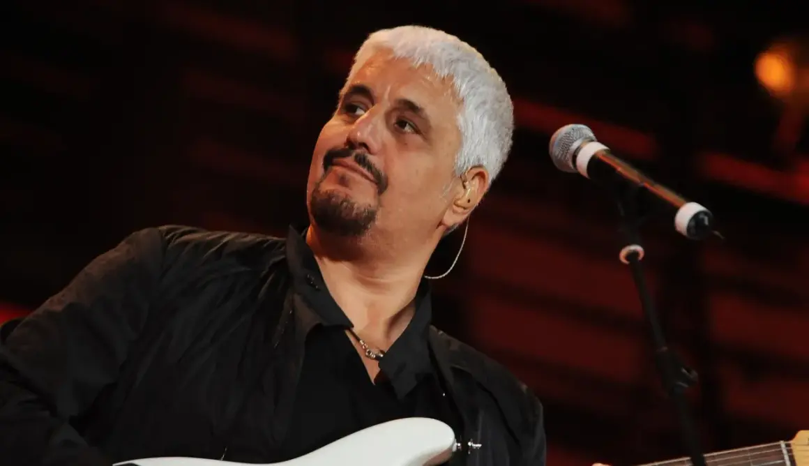 Pino Daniele, con la sua chitarra bianca, ricorda i testi di una bambina.