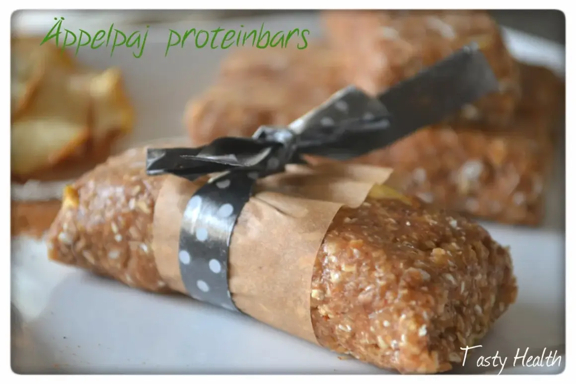 Äppelpaj proteinbars, perfekt för en hälsosam fika. Ett enkelt recept på proteinbars med äppelpajsmak.