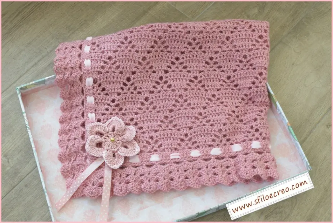 Copertine uncinetto particolari, rosa cipria, con fiorellino e nastrini, perfette per un corredino da sogno.