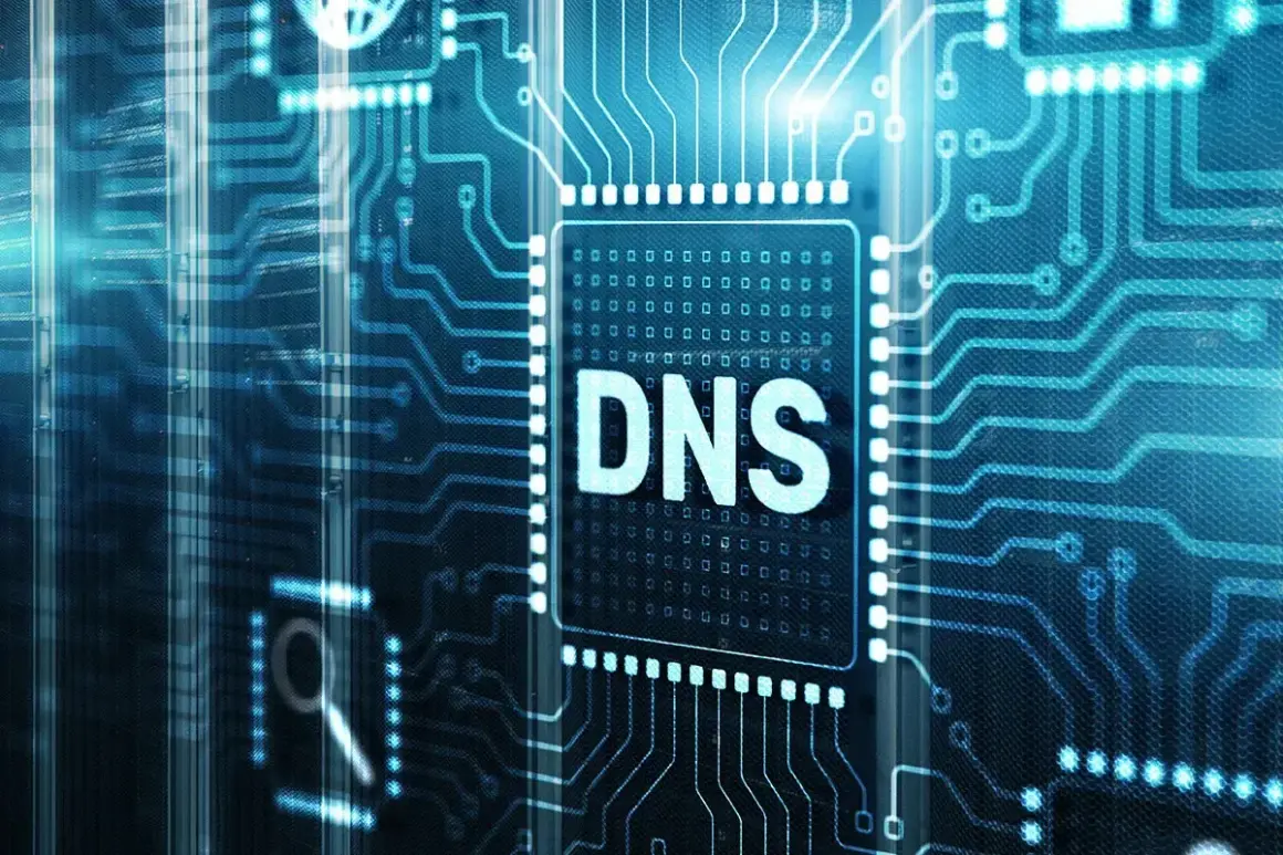 Cyfrowy układ scalony z napisem "DNS" w centrum, otoczony niebieskimi ścieżkami. Wygląda, jakby serwer DNS nie odpowiadał, a sieć była w chaosie.
