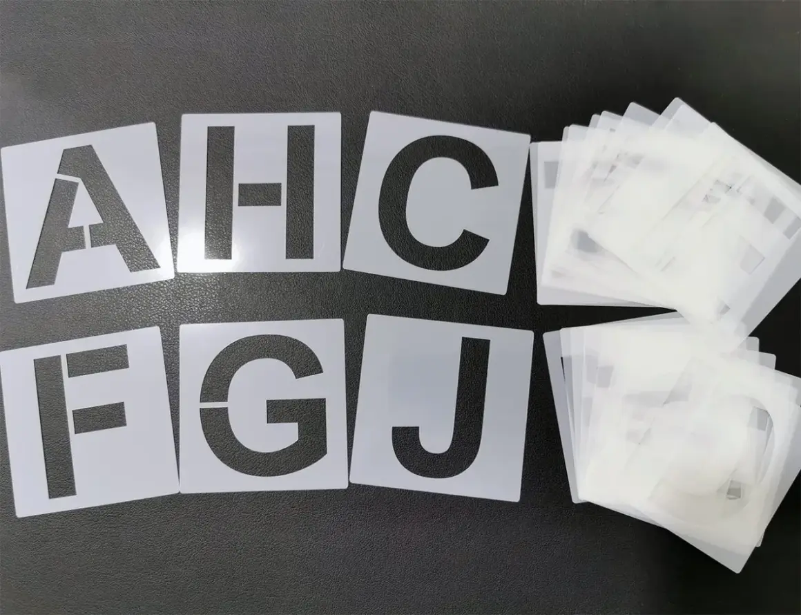 Ensemble de pochoirs pour la création pochoir personnalisé. Lettres A, F, H, G, C, J visibles.
