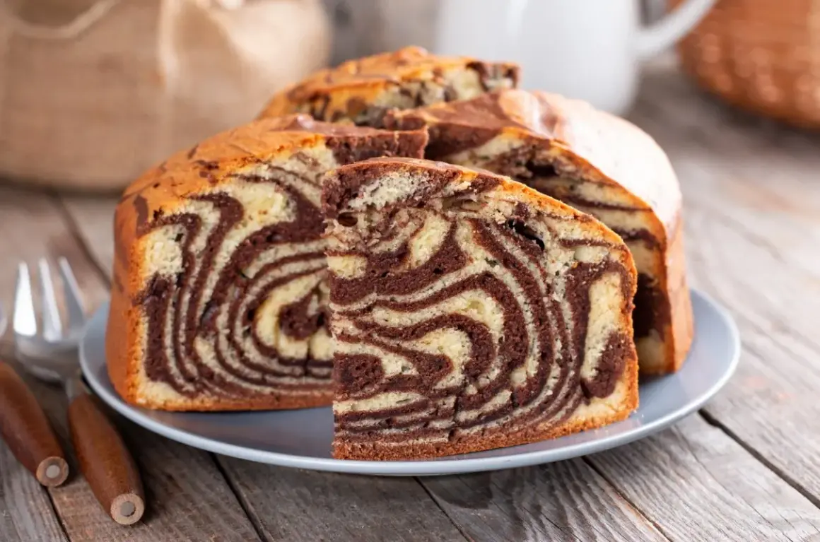 Pyszne niespotykane ciasta w paski zebry, pokrojone na talerzu, gotowe do degustacji.