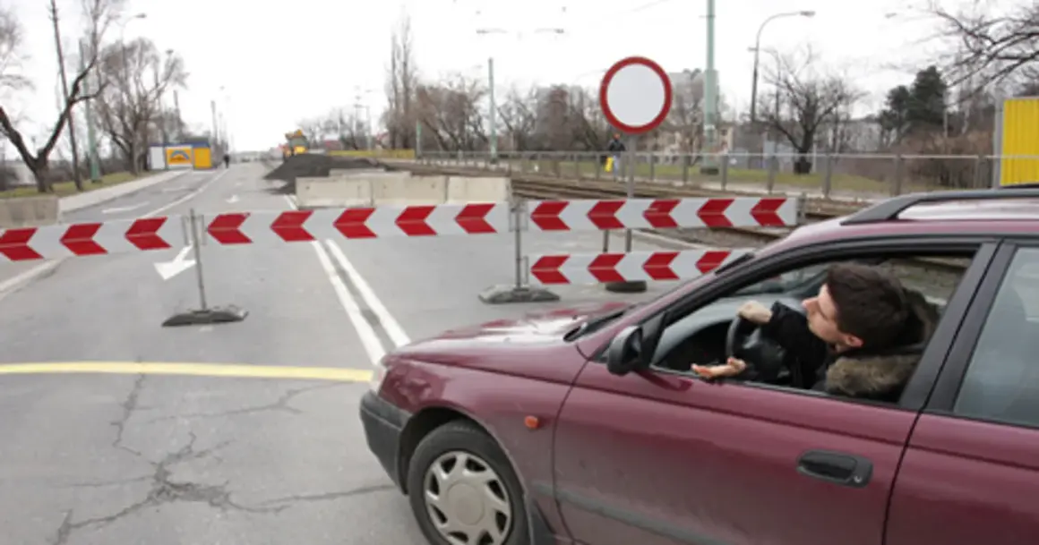 Kierowca zatrzymał się przed barierami. Poznań remonty ulic utrudniają ruch.