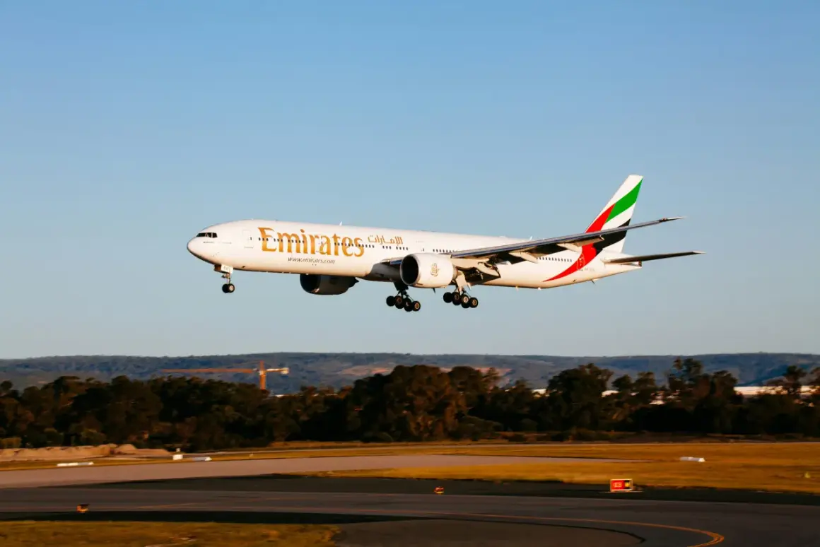 Samolot Emirates z wysuniętym podwoziem zbliża się do lądowania. To wspaniały widok, gdy te maszyny wykonują loty do Abu Dhabi.