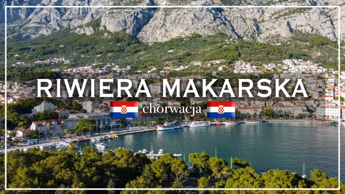 Malownicza zatoka z łodziami i miasteczkiem na zboczu góry. Widok na Riwierę Makarską w Chorwacji.