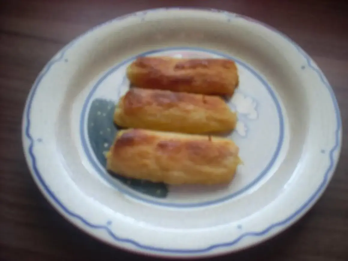 Drei goldbraune Gebäcke auf einem Teller, die an ein Fingernudeln Rezept erinnern.