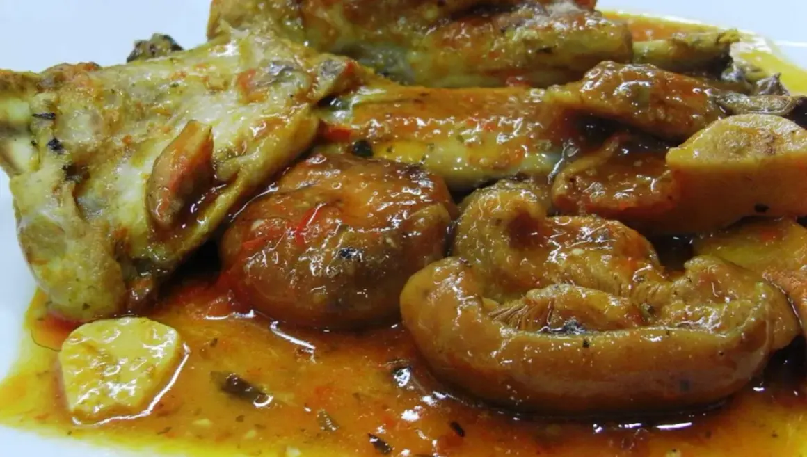 Sabroso conejo a la cazadora con patatas y salsa espesa, un plato tradicional lleno de sabor.