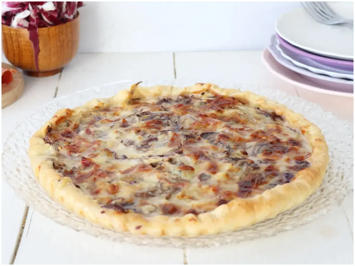 Torta salata gorgonzola e radicchio dorata e invitante, pronta per essere gustata.