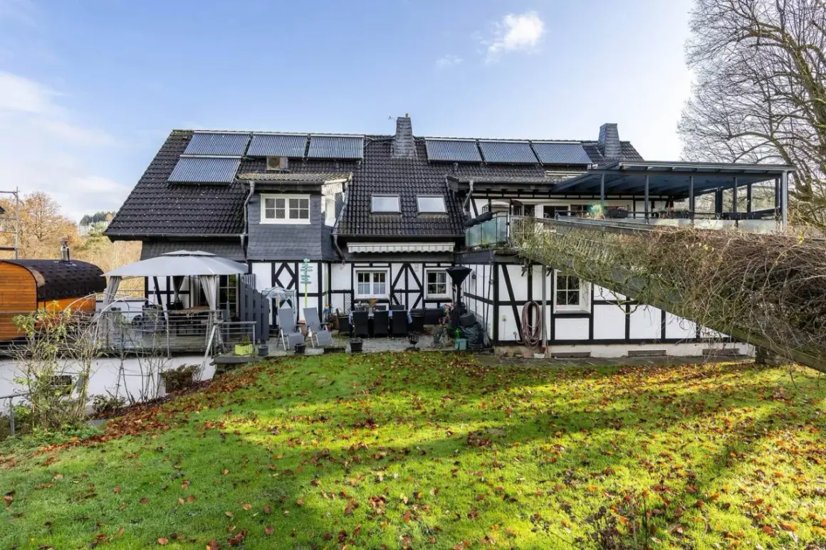 Fachwerkhaus mit Solaranlage und Garten, einladend für ein Erlebnisbauernhof Bergisches Land.