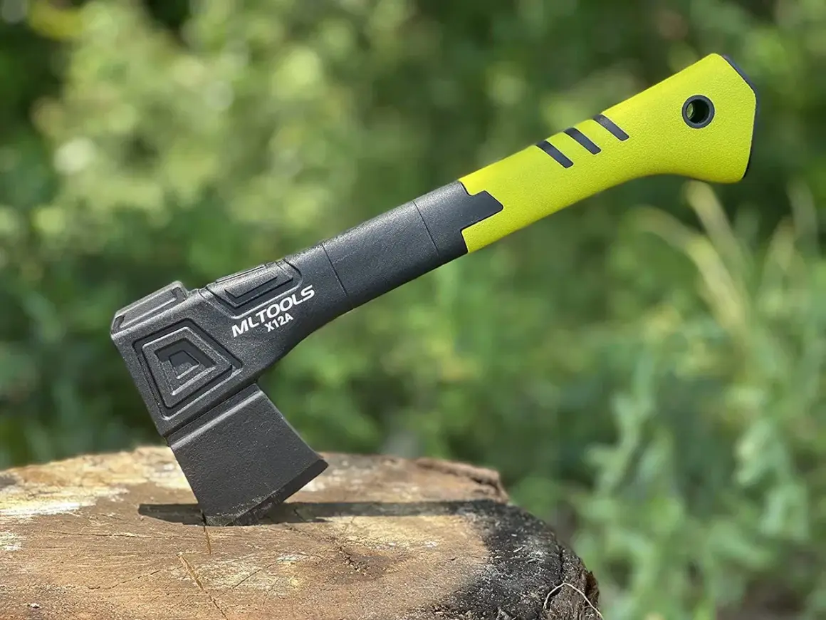Una pala hacha moderna, con mango verde brillante y negro, lista para la acción en un tocón de madera.