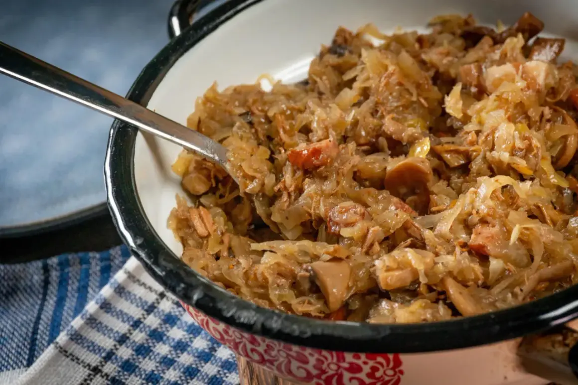 Gęsty, aromatyczny bigos w garnku, gotowy do podania. Zastanawiasz się nad bigos kcal? To sycące danie!